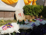 桃峰园举行了第四届生态节地骨灰撒散集体安葬仪式
