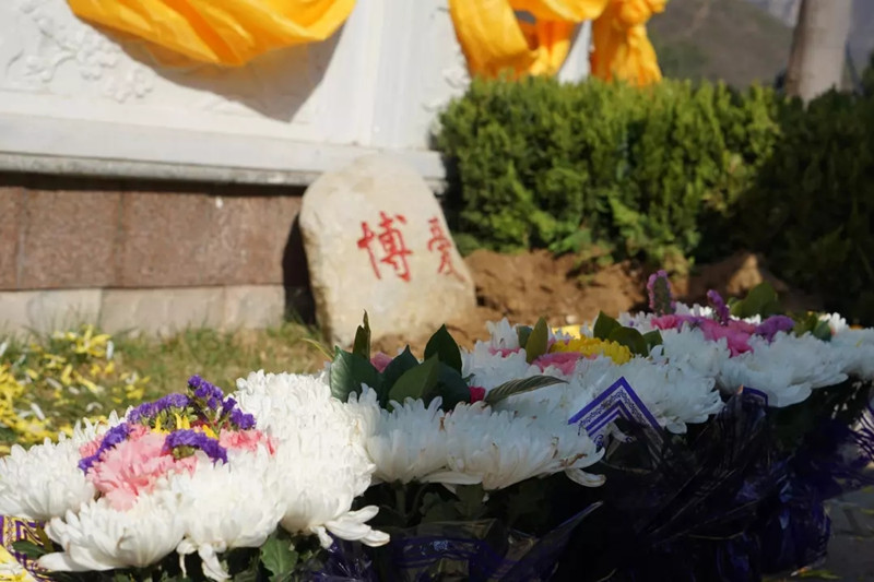 桃峰园第四届生态节地骨灰撒散集体安葬仪式