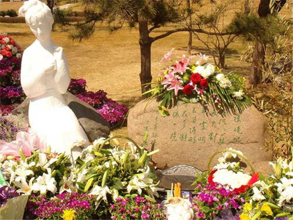 林黛玉墓在北京天寿陵园