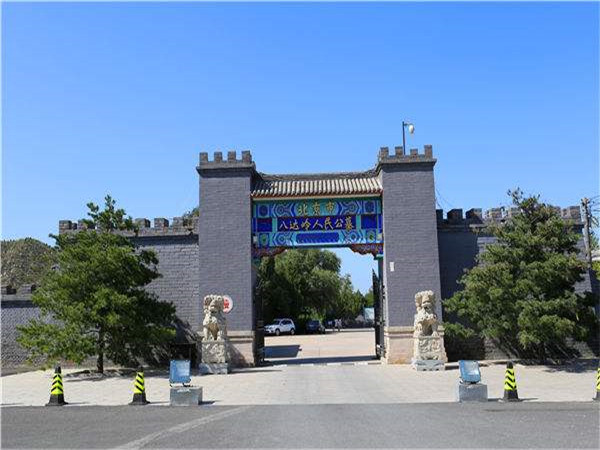 北京市八达岭人民公墓大门